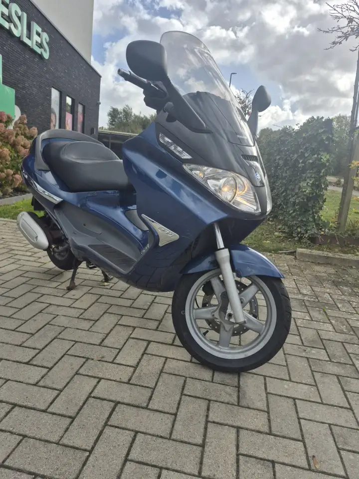 Piaggio X 8