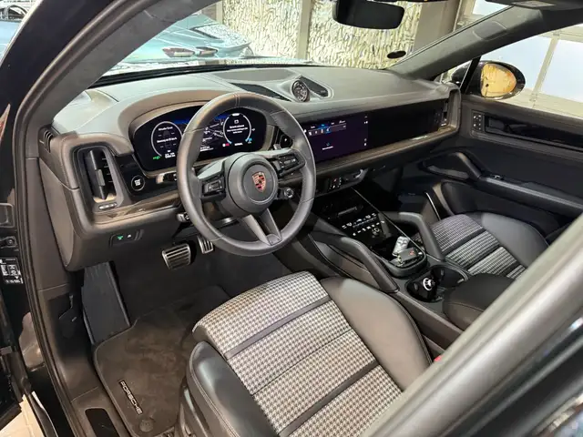 Porsche Cayenne view 13