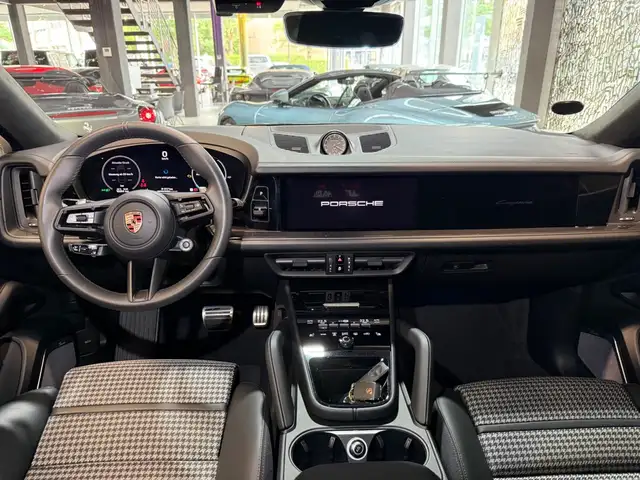 Porsche Cayenne view 11
