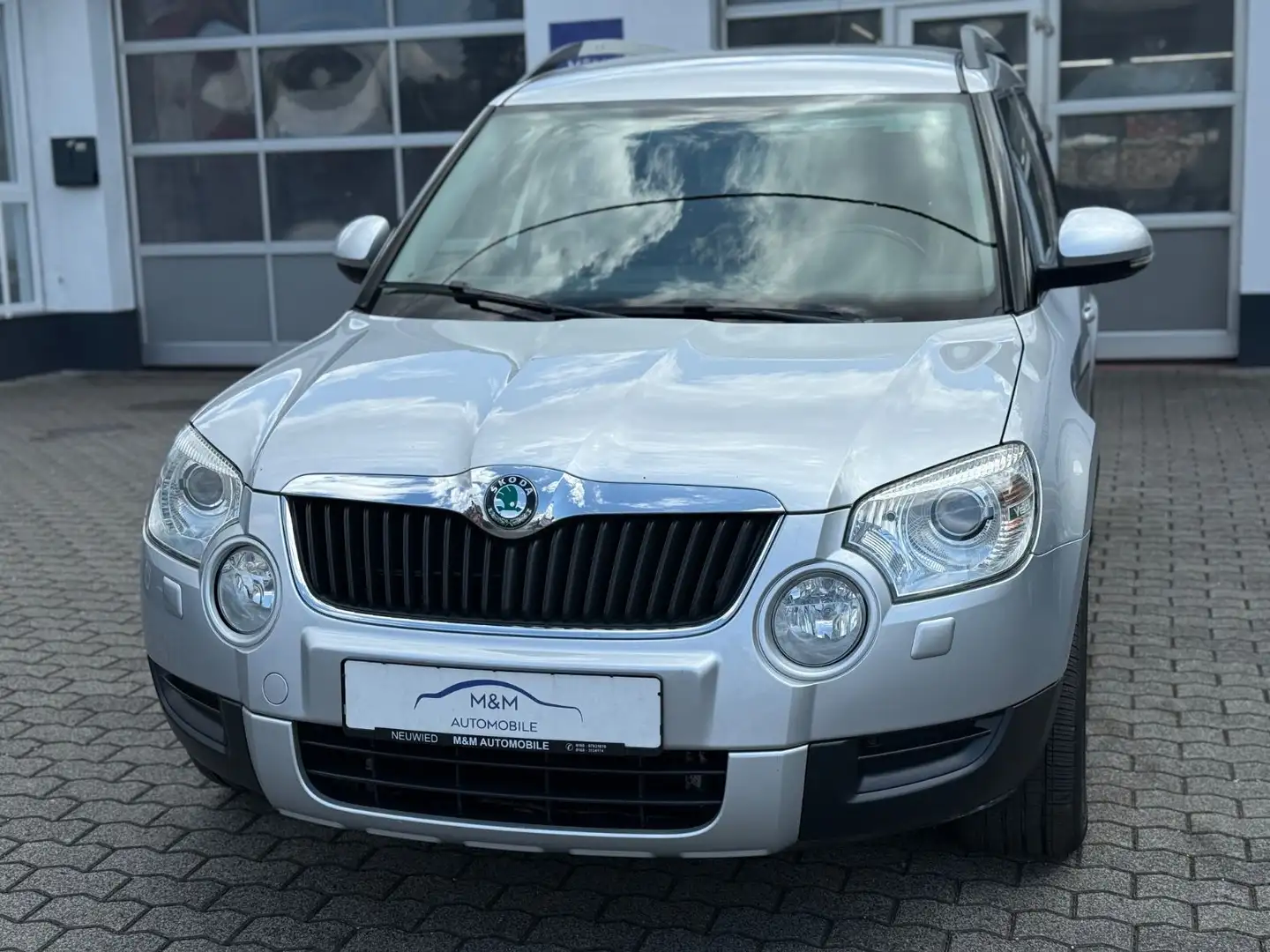 Skoda Yeti Adventure 4x4 2.0 TDI | Automatik | Xenon | Silber - 2