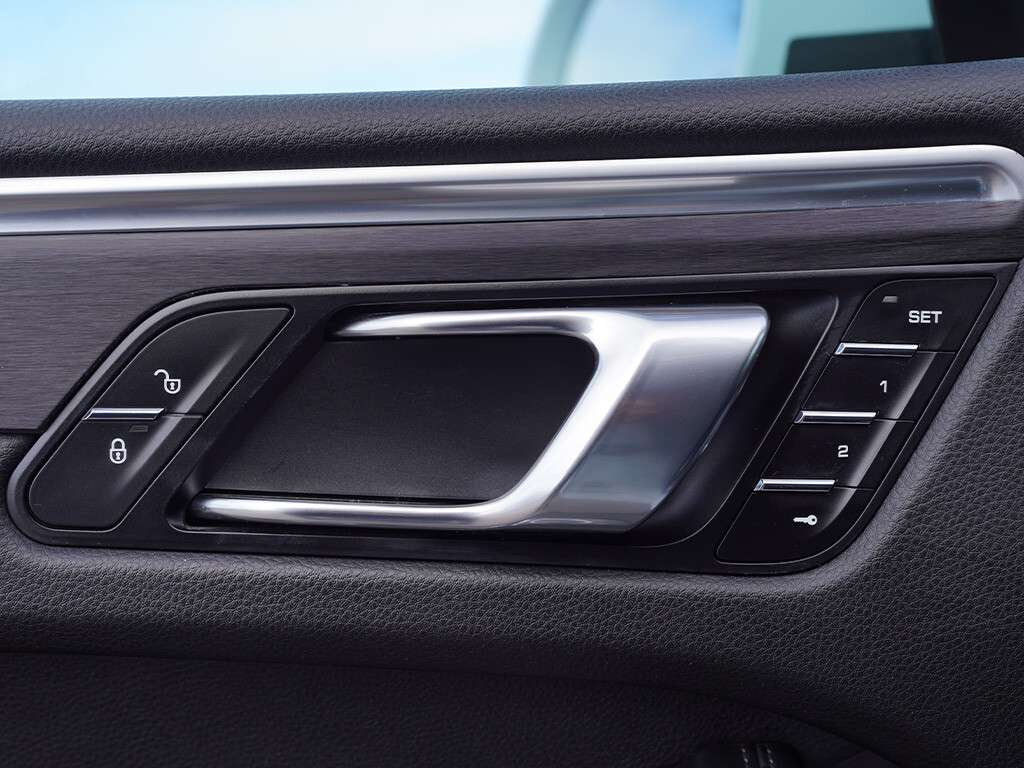 2017 Porsche Macan GTS Panoramic roof BSM thumb 11