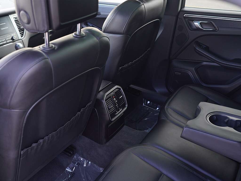 2017 Porsche Macan GTS Panoramic roof BSM thumb 32