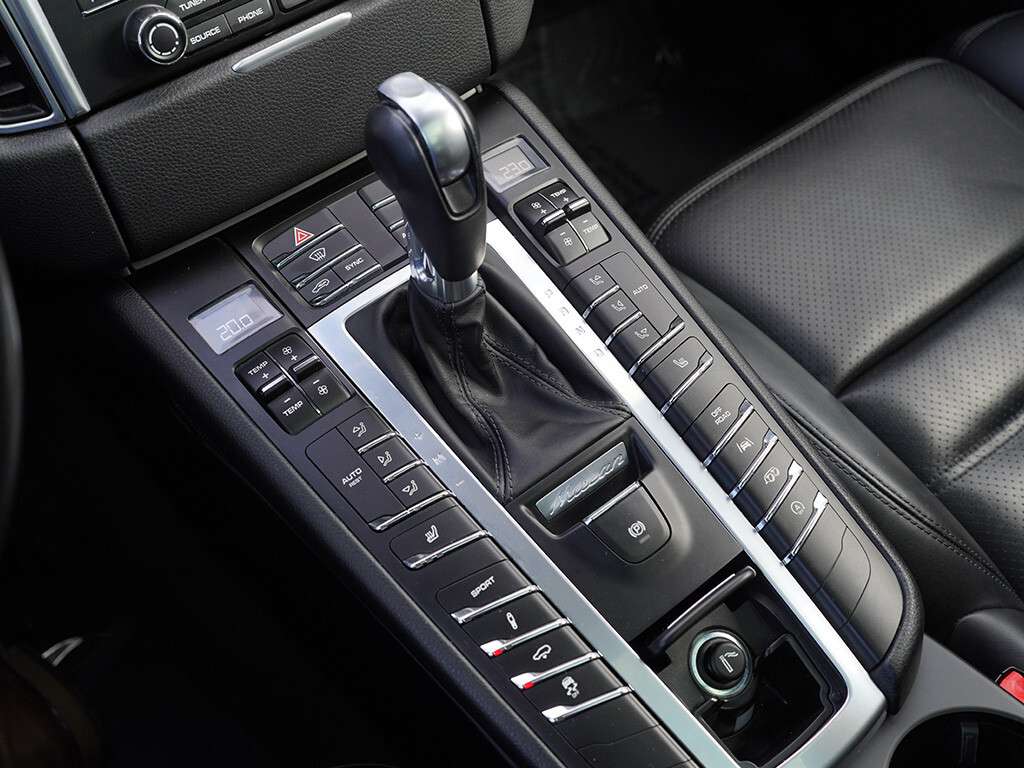 2017 Porsche Macan GTS Panoramic roof BSM thumb 27