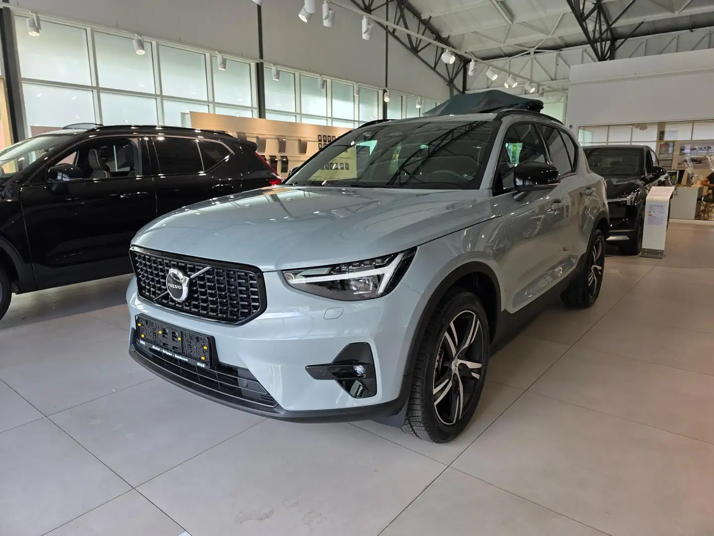 Volvo XC40 B3 Mild-Hybrid Benzin Plus 2WD Grijs - 2
