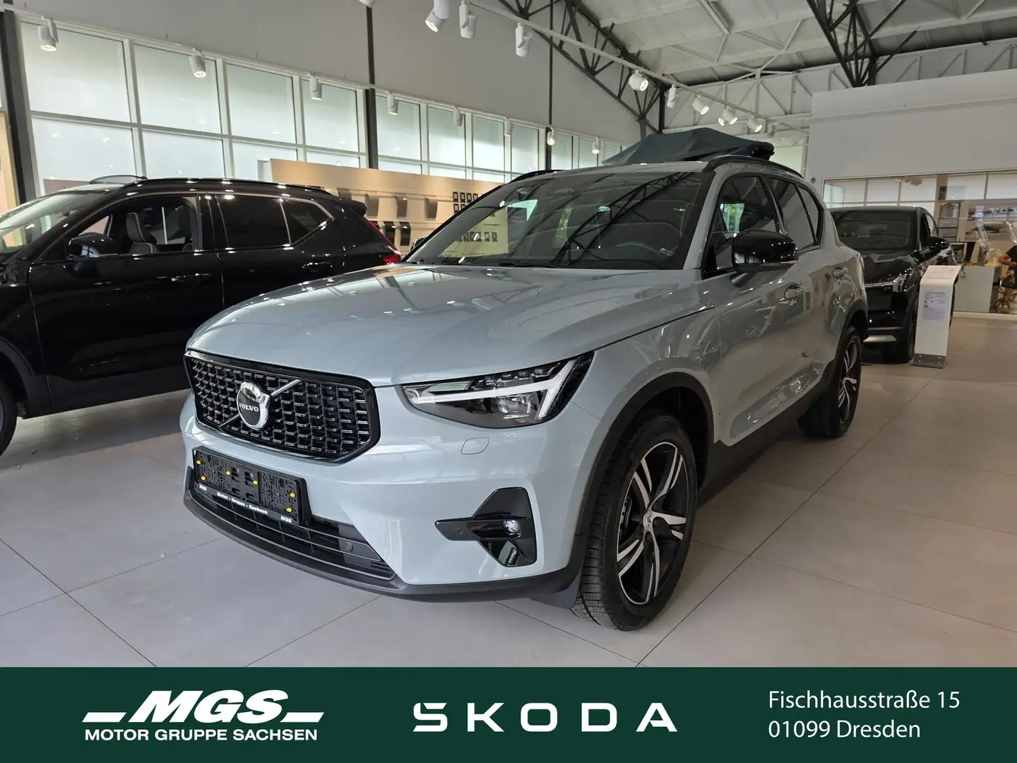 Volvo XC40 B3 Mild-Hybrid Benzin Plus 2WD Grijs - 1
