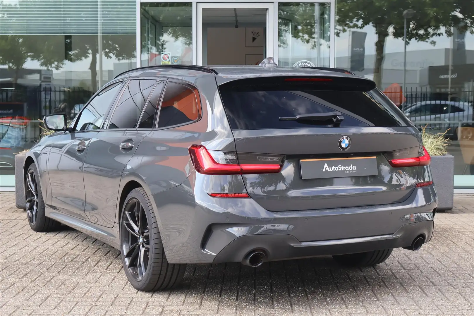 BMW 330 3-Serie Touring (g21) 330e M-Sport 292pk | Cruise Grijs - 2