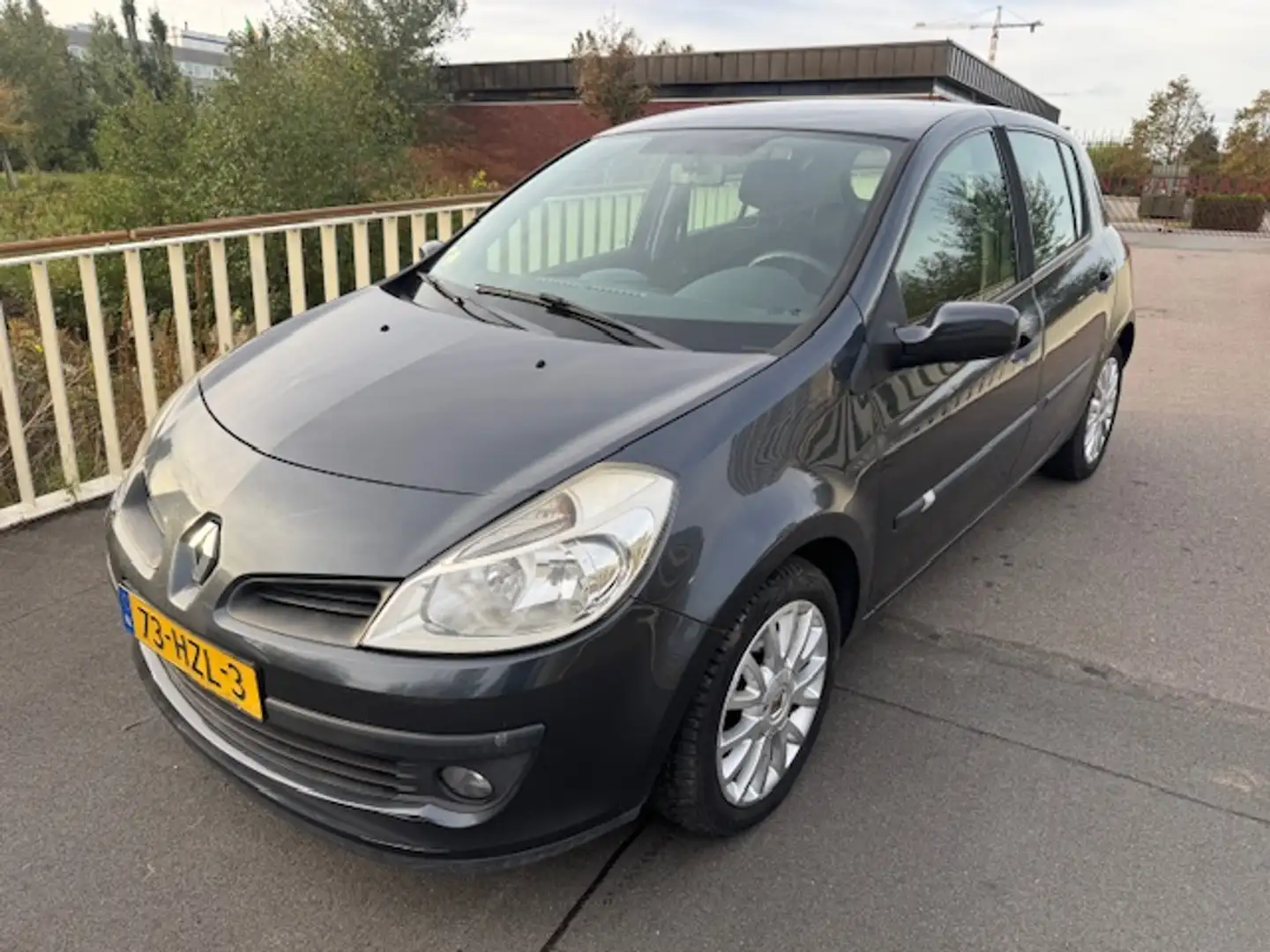 Renault Clio 1.2 TCe Special Line Grijs - 1