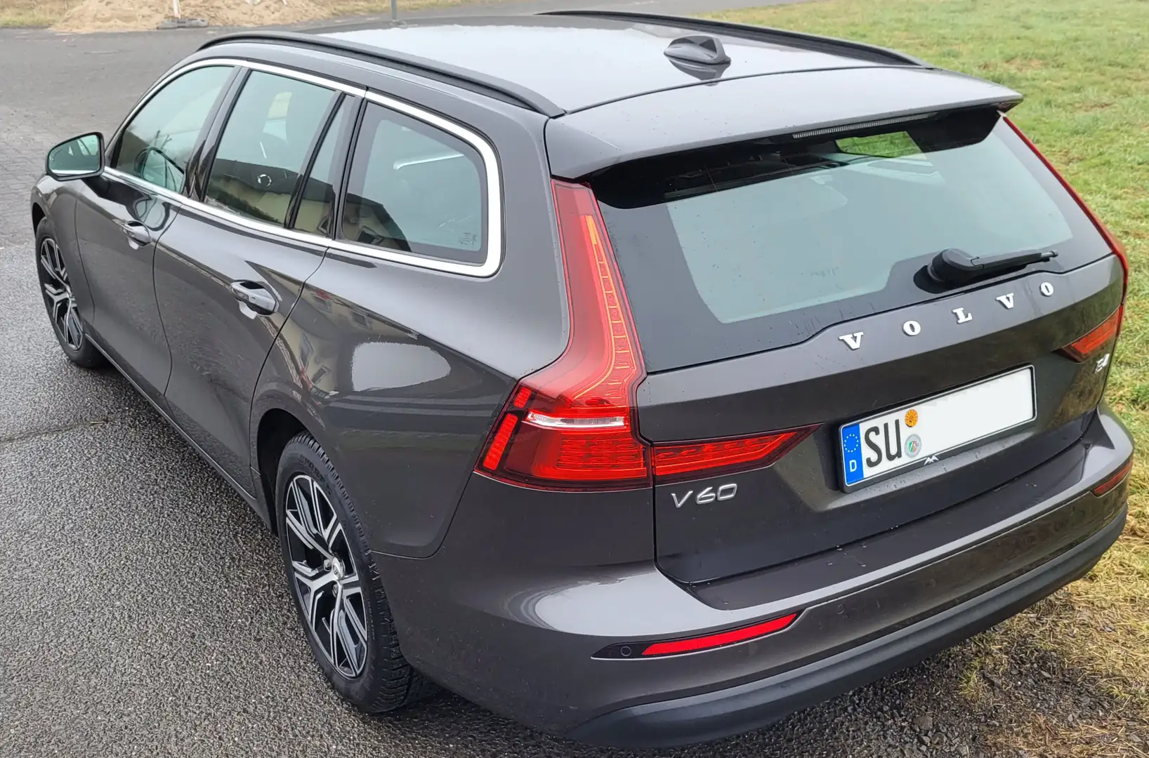 Volvo V60 B4 Core MildHybrid AHK/ACC/CAM/BLIS/STANDHEIZUNG Grau - 2