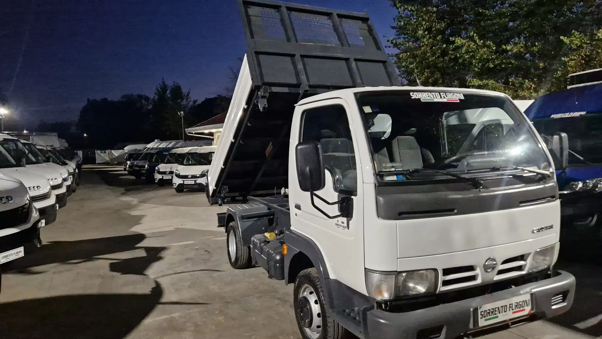 Nissan Cabstar 35 RIBALTABILE TRILATERALE 3.0 TDI 125 CV Biały - 1