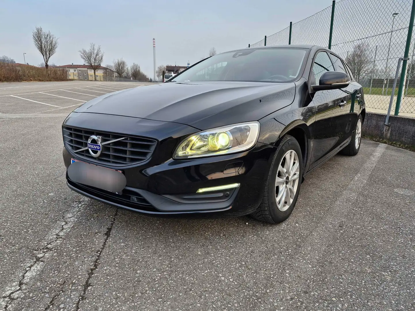 Volvo V60 D3+Kinetic Schwarz - 1