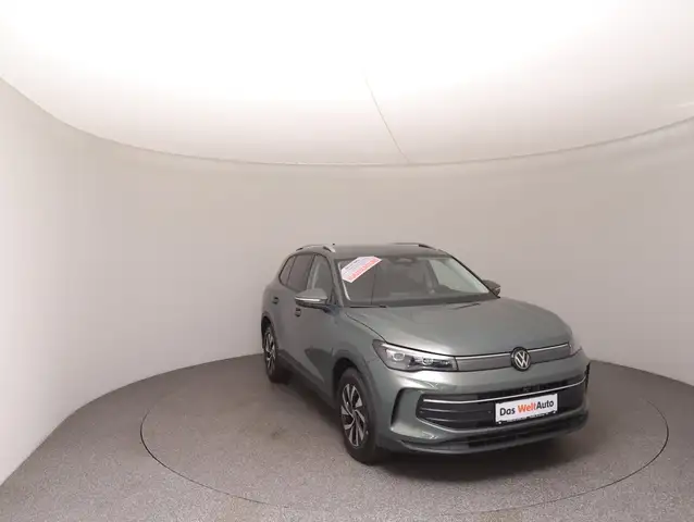 Volkswagen Tiguan view 2