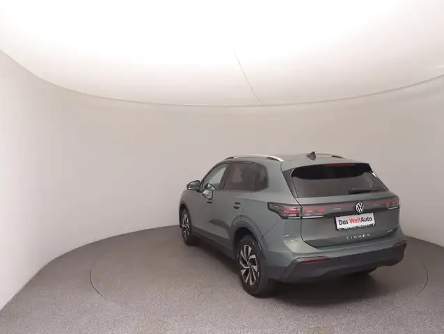 Volkswagen Tiguan view 5