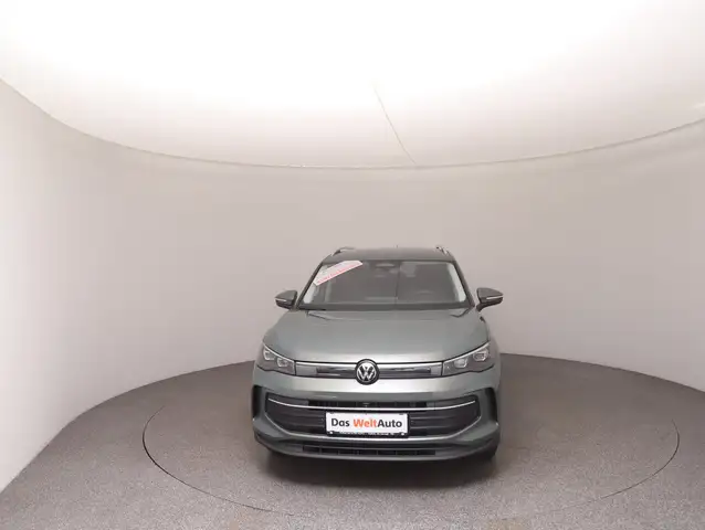 Volkswagen Tiguan view 3
