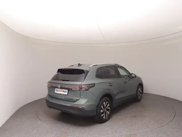 Volkswagen Tiguan view 4