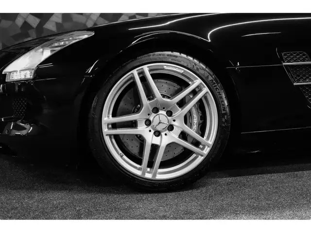 Mercedes-Benz SLS view 12