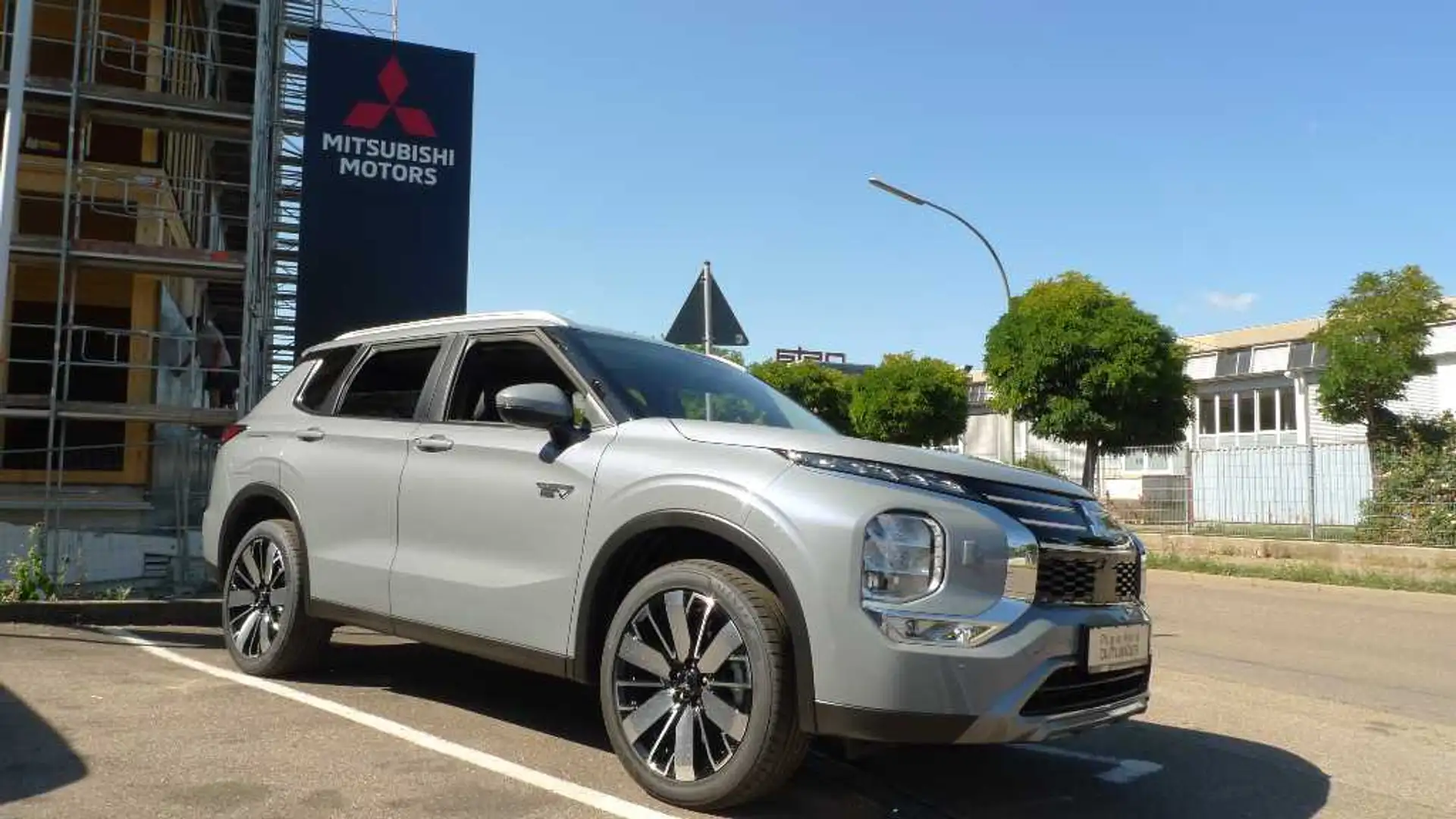 Mitsubishi Outlander 2.4L PHEV Intro Edition AKTION Grau - 1