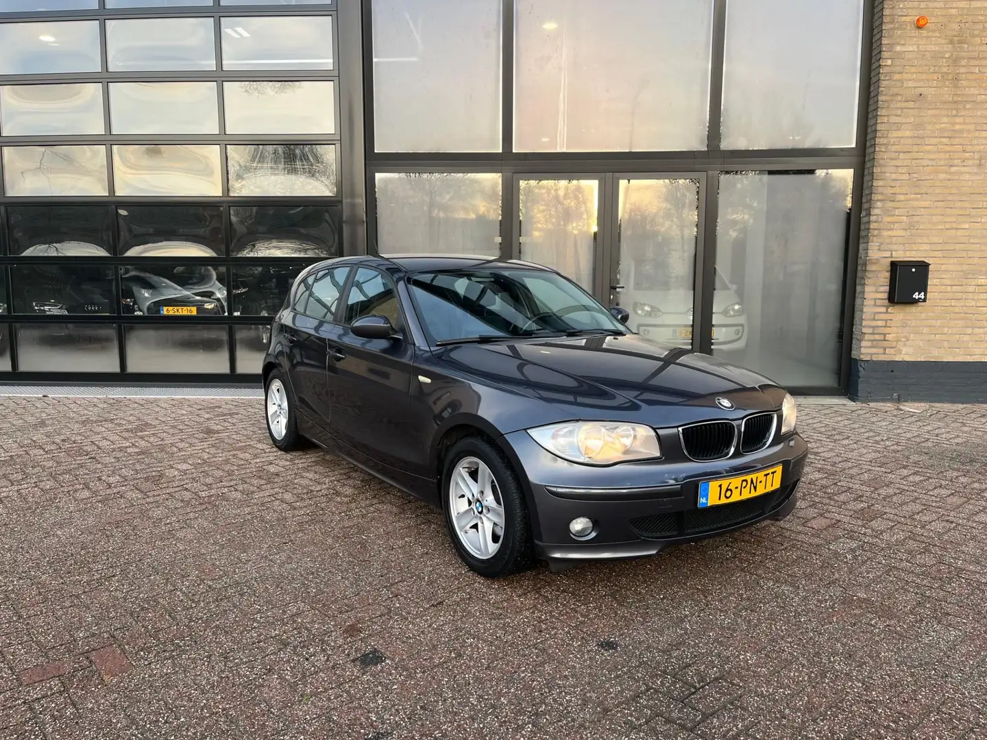 BMW 120 1-serie 120i High Executive leder, pdc, airco, NL- Grijs - 2