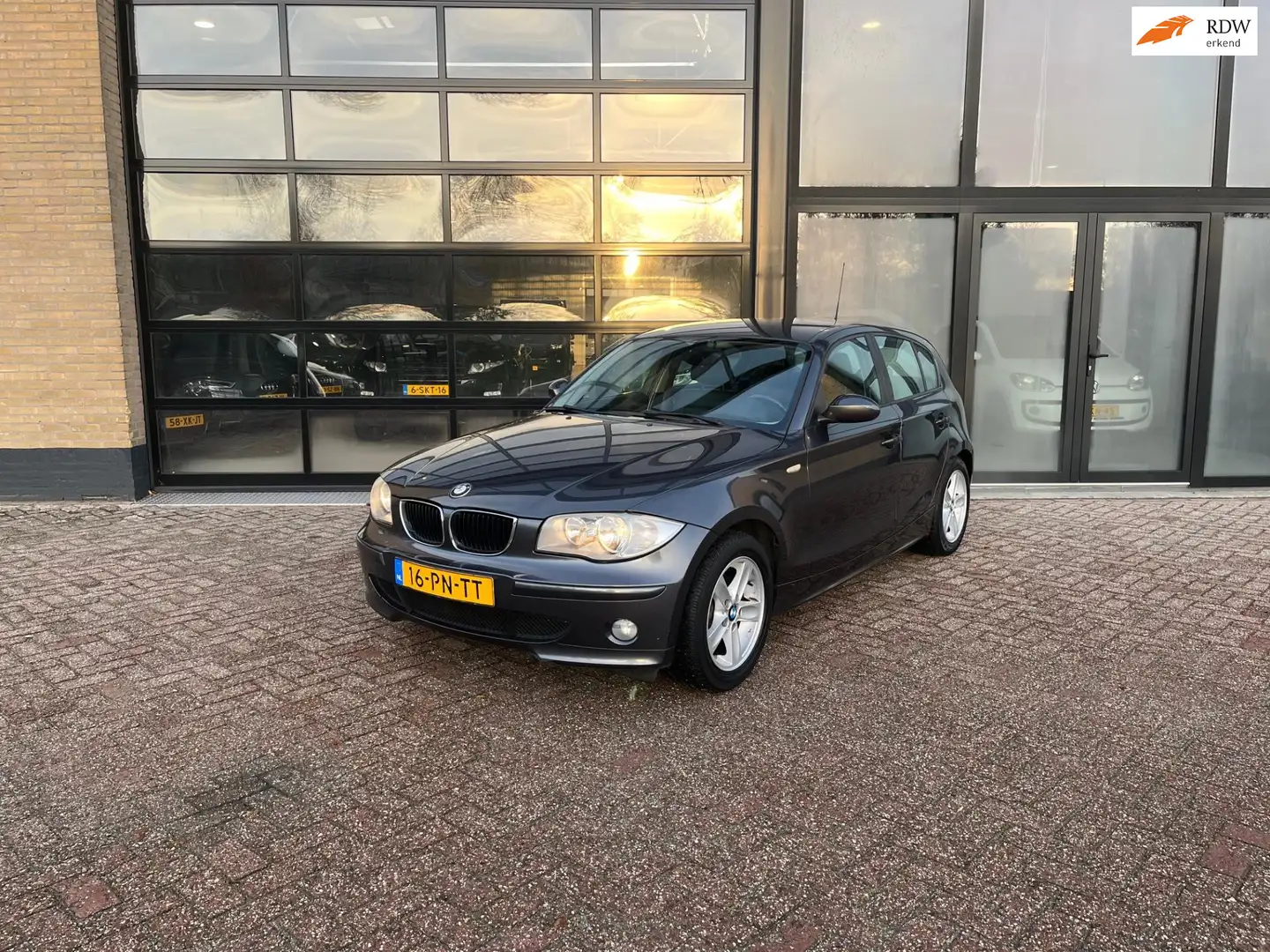 BMW 120 1-serie 120i High Executive leder, pdc, airco, NL- Grijs - 1