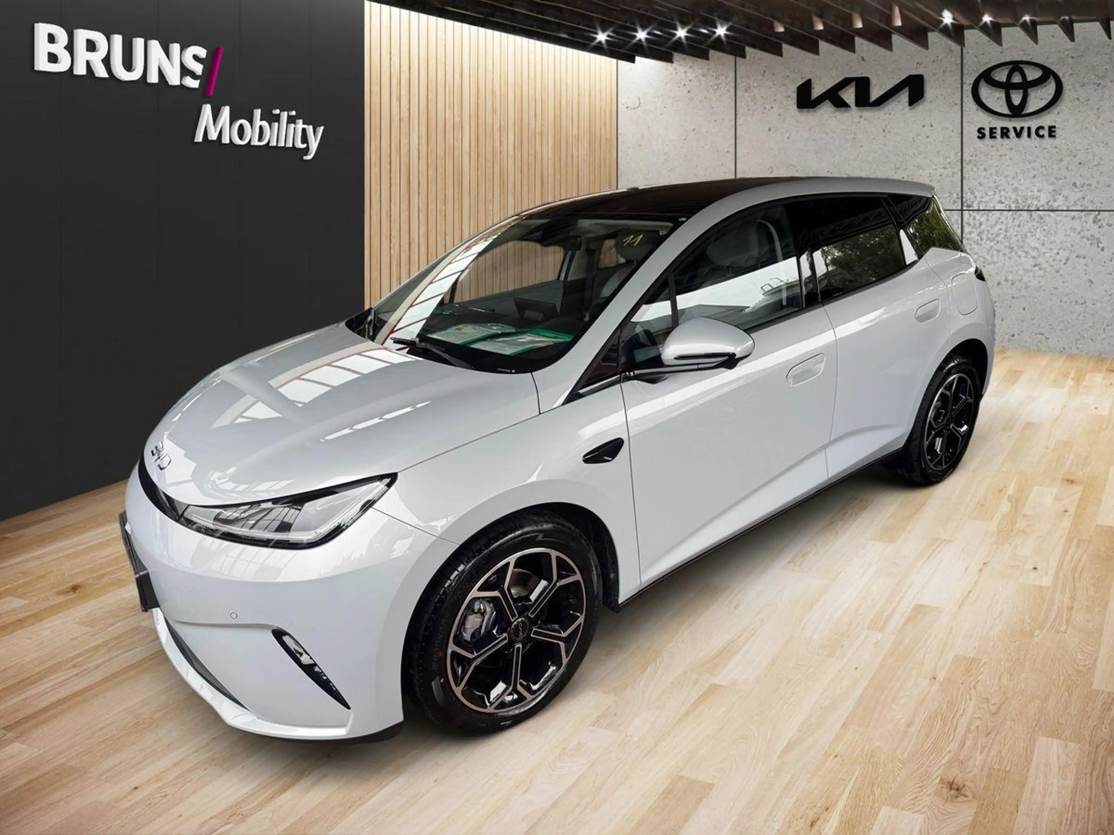 BYD Dolphin 1.5 DM-i PHEV 156 kW Comfort HeadUp — photo 2