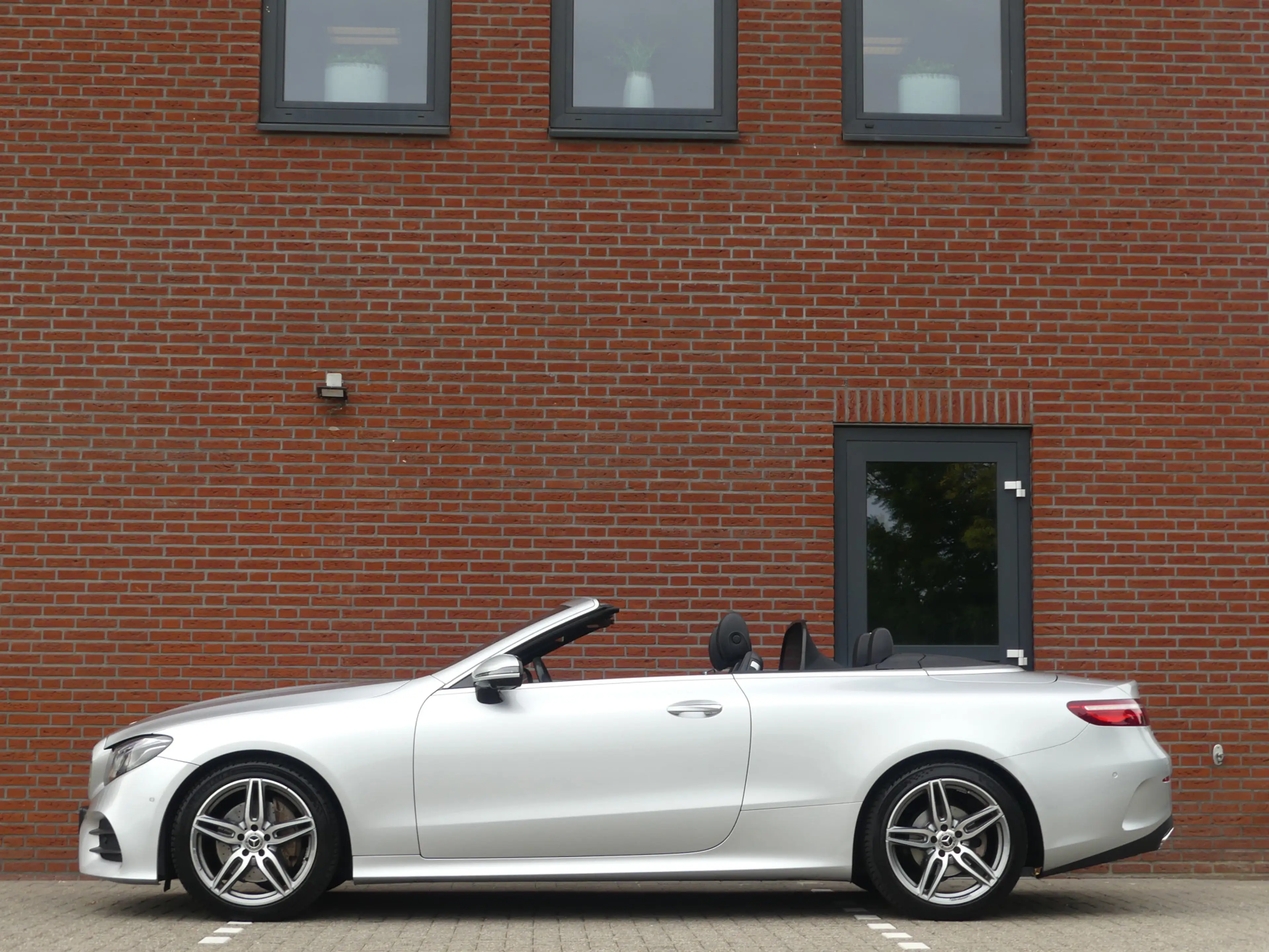 Mercedes-Benz E 200 Cabrio Premium Plus AMG / Burmester / Dealer onder — photo 4
