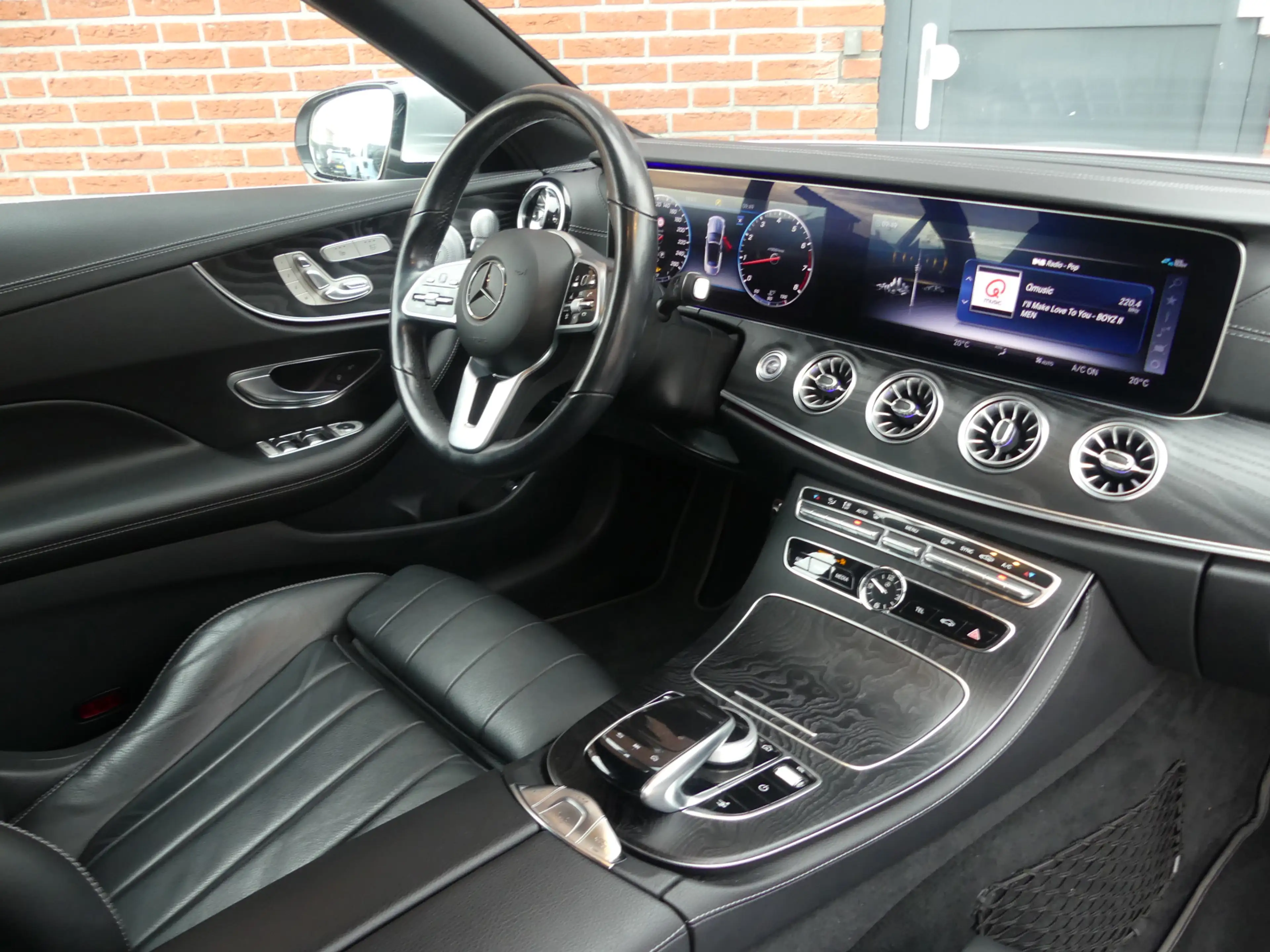 Mercedes-Benz E 200 Cabrio Premium Plus AMG / Burmester / Dealer onder — photo 2