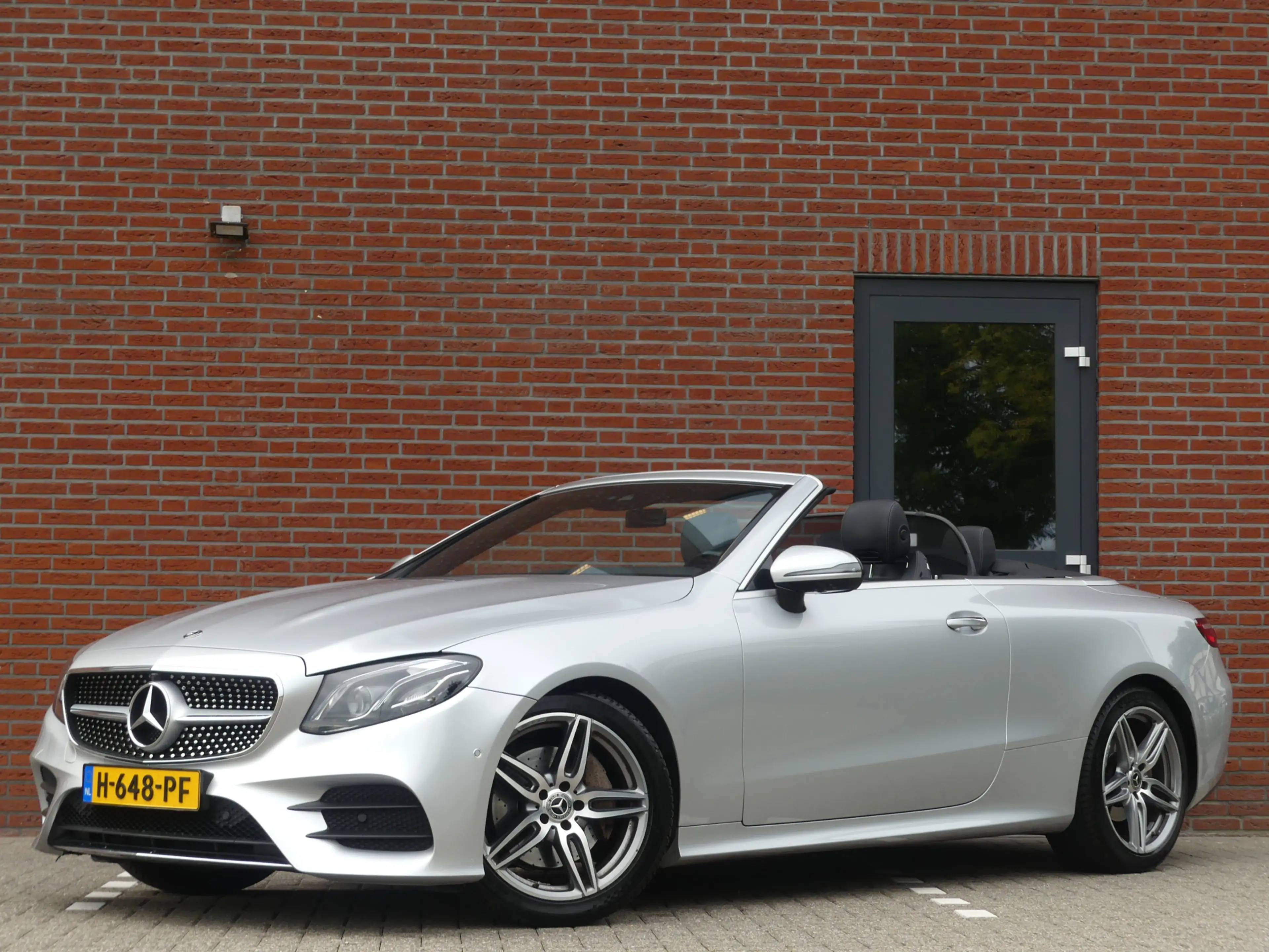 Mercedes-Benz E 200 Cabrio Premium Plus AMG / Burmester / Dealer onder