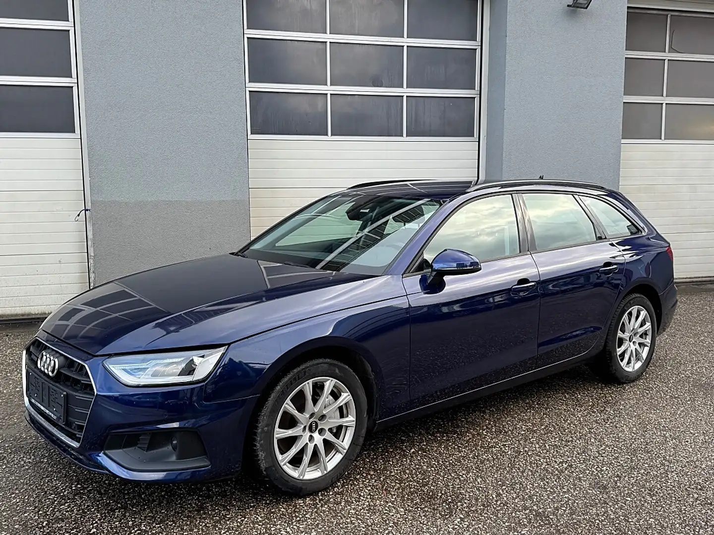 Audi A4 Avant 40 TDI quattro S-tronic Blau - 1