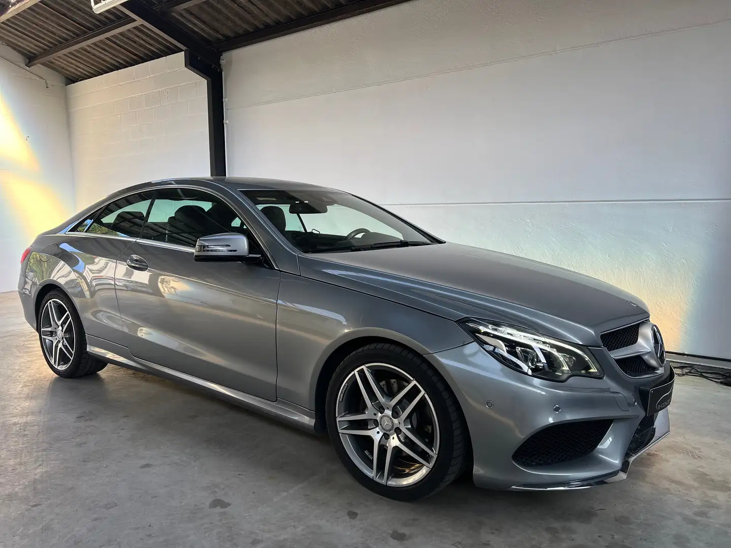 Mercedes-Benz E 220 Coupe Gris - 2