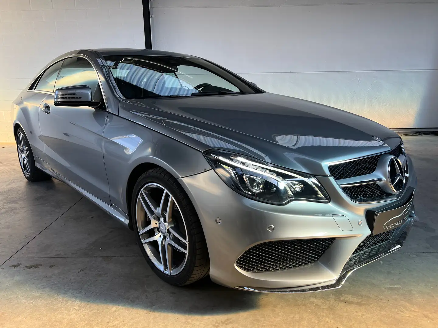 Mercedes-Benz E 220 Coupe Gris - 1