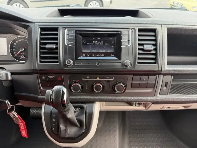 Volkswagen Transporter view 12