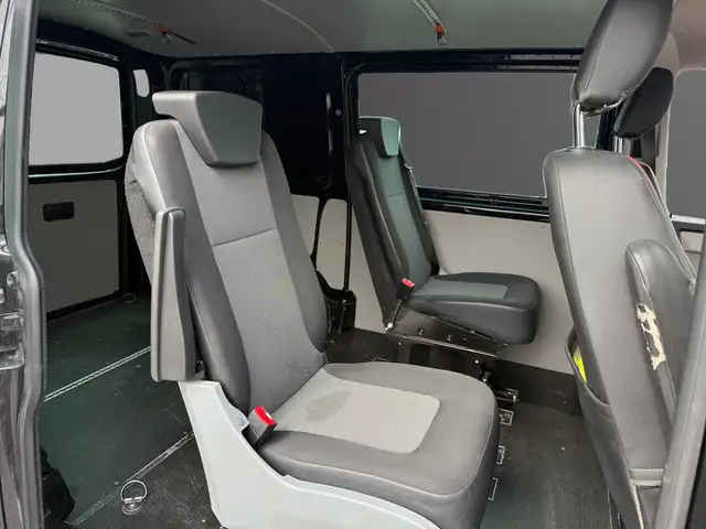Volkswagen Transporter view 11