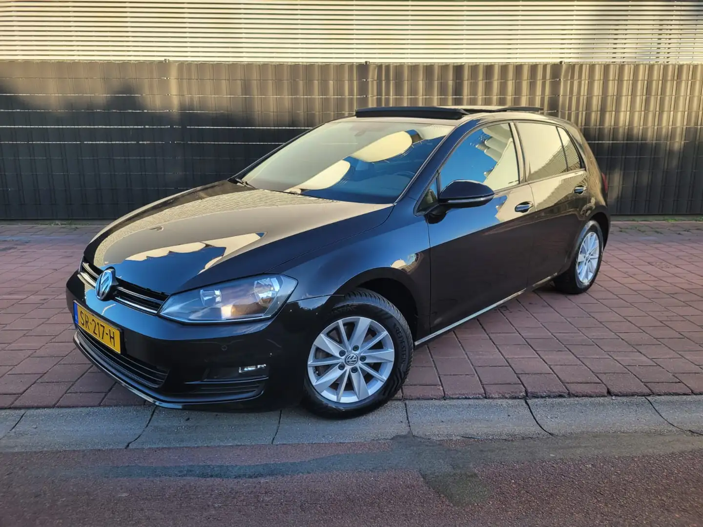 Volkswagen Golf 1.4 TSI Highline Automaat Schwarz - 1