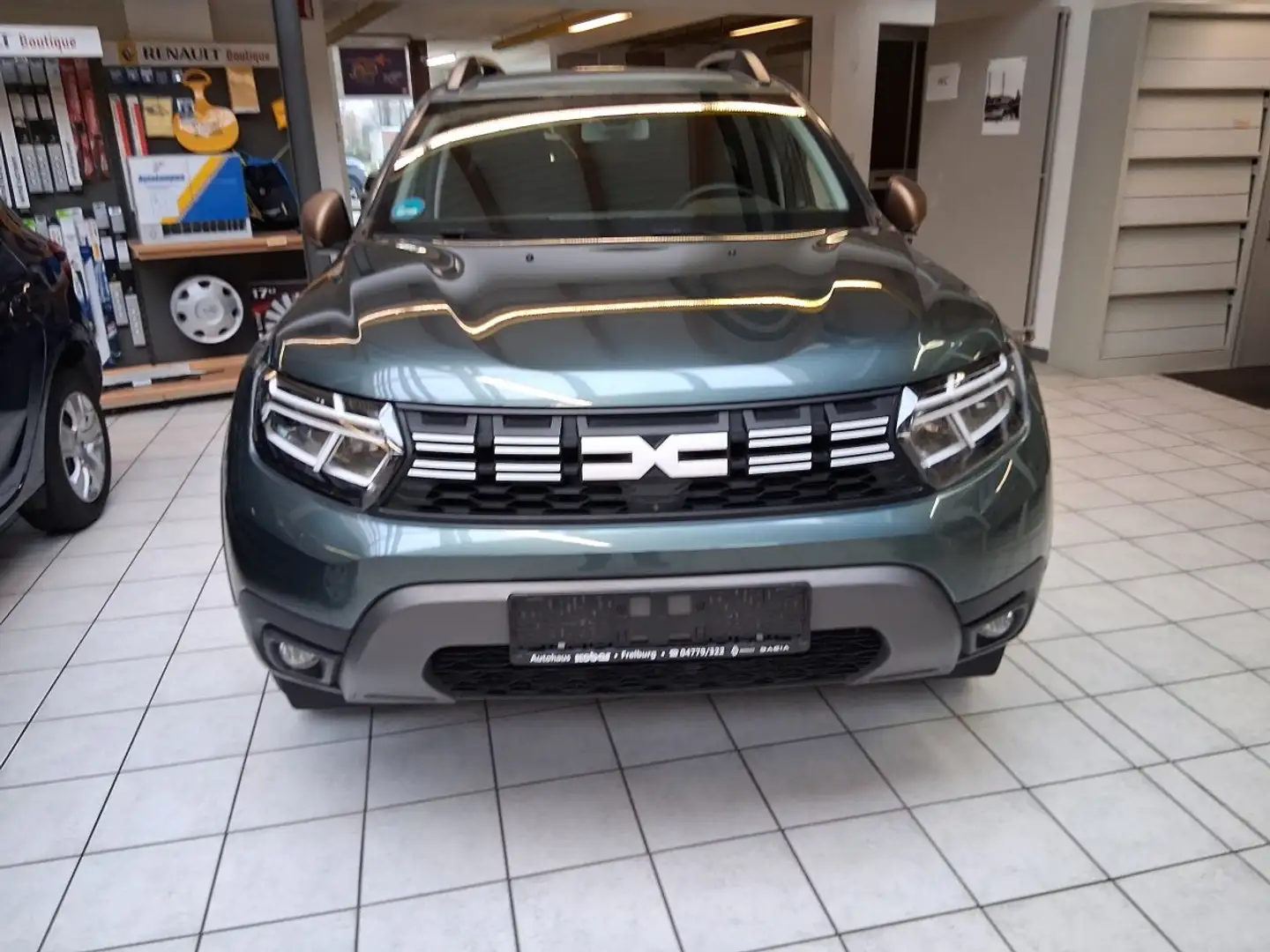 Dacia Duster II Extreme TCe 150 EDC Grün - 2