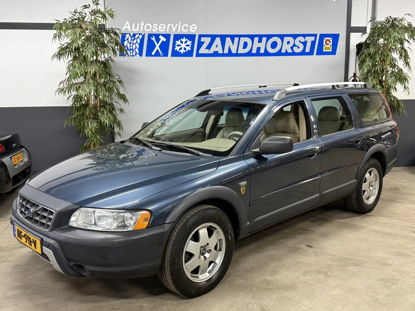 Volvo XC70 2.4 D5 Kinetic AWD // Leer // Trekhaak Azul - 1