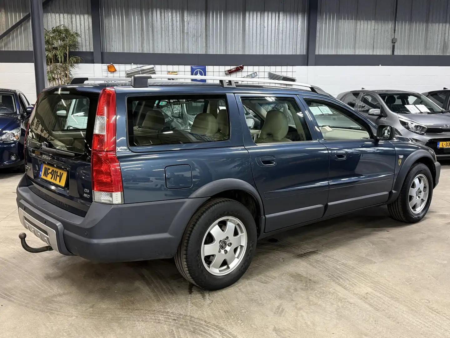 Volvo XC70 2.4 D5 Kinetic AWD // Leer // Trekhaak Azul - 2