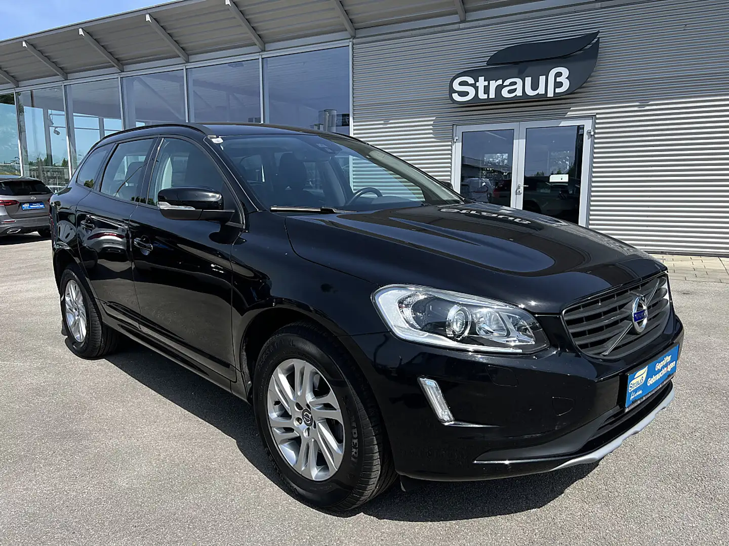Volvo XC60 D3 Kinetic Geartronic Schwarz - 1