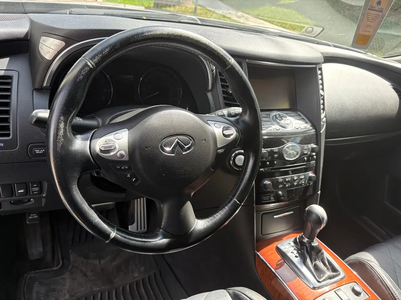 Infiniti QX70 снимка Infiniti QX70