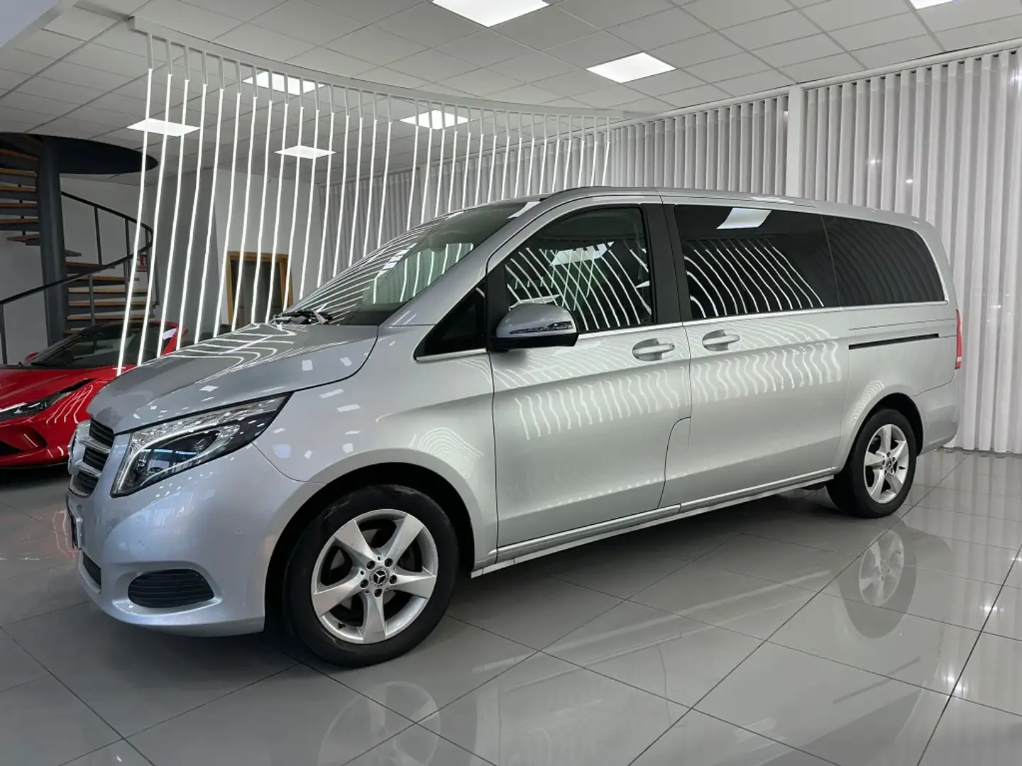 Mercedes-Benz V 220 220d Largo Avantgarde 7G Tronic Gris - 2