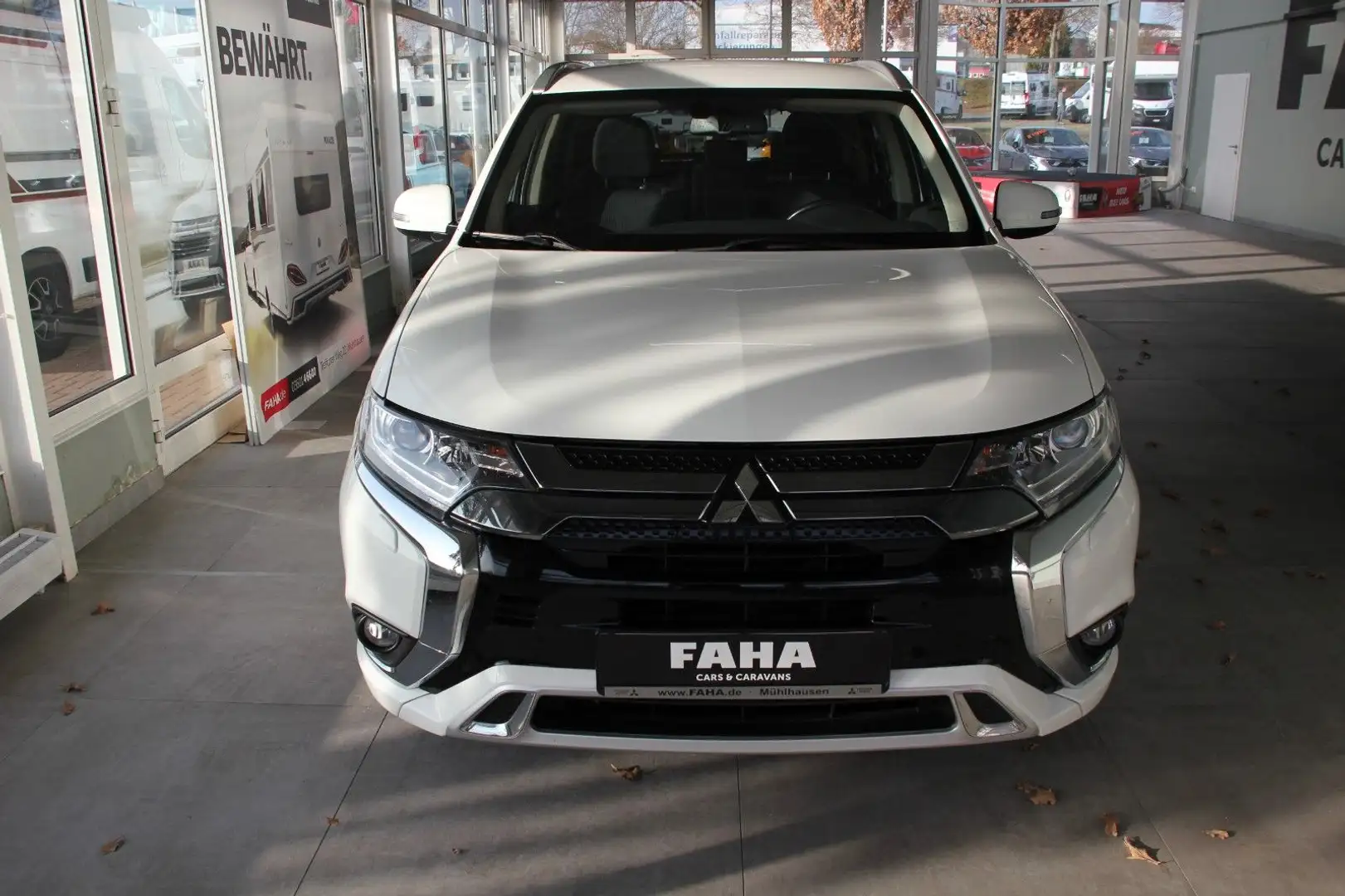 Mitsubishi Outlander PHEV Basis 4WD Weiß - 2