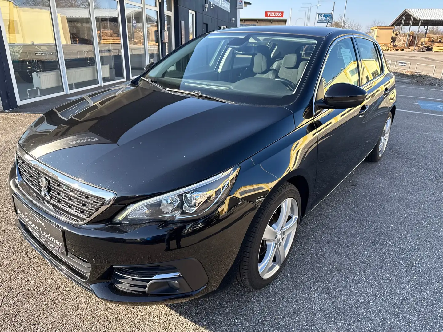 Peugeot 308 Allure 1,5 BlueHDI 130 EAT8 Schwarz - 1