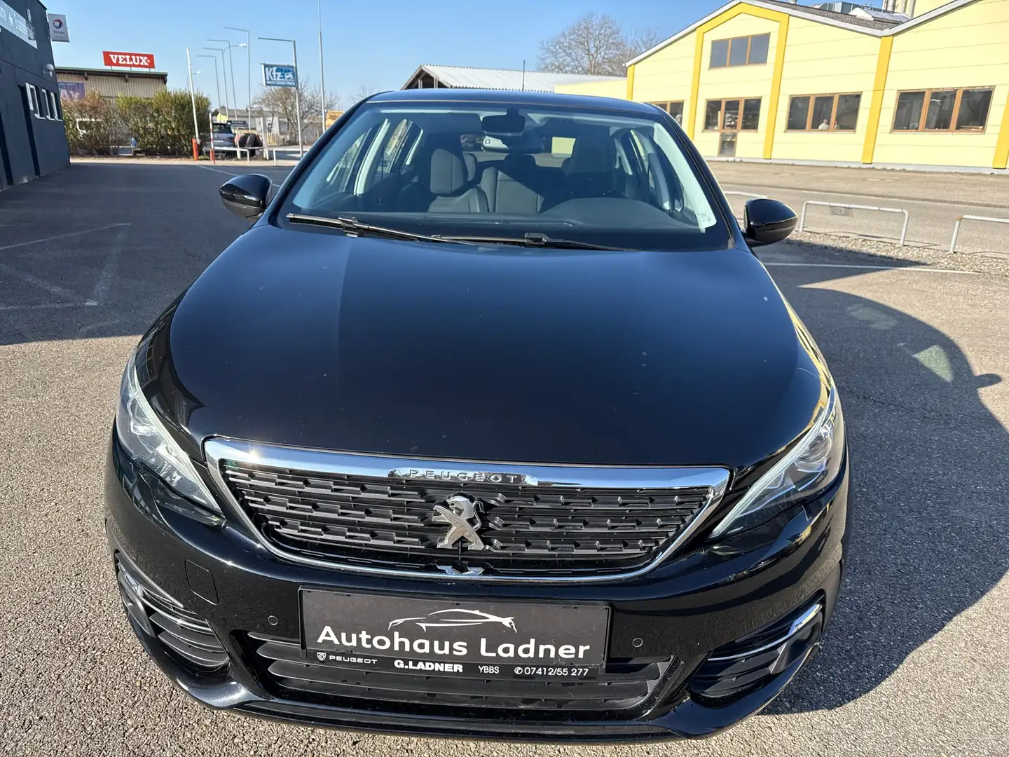 Peugeot 308 Allure 1,5 BlueHDI 130 EAT8 Schwarz - 2