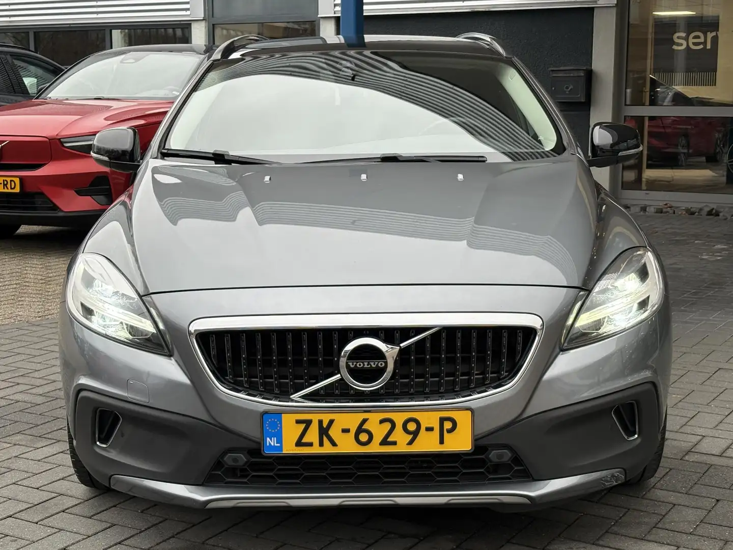 Volvo V40 Cross Country 1.5 T3 Polar+ Luxury | Panoramadak | Leder | Harmo Gris - 2