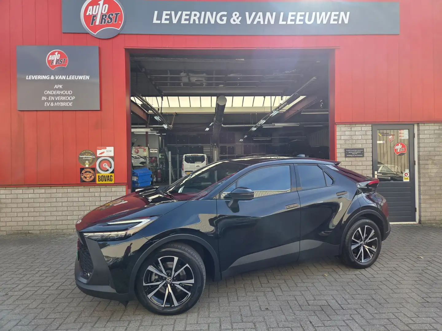 Toyota C-HR 2.0 Plug-in Hybrid 220 Dynamic LM Velgen/ Verwarmd Zwart - 1