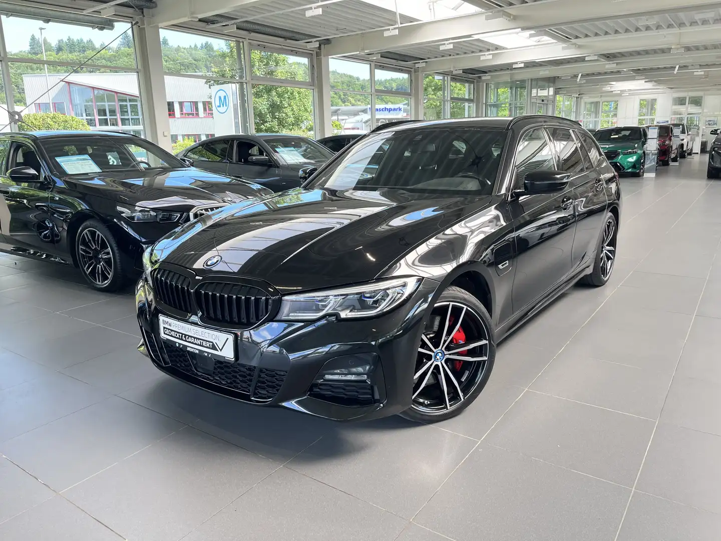 BMW 330 e xDrive Touring M Sportpaket 19"/ACC/Head-Up/Lase Zwart - 2
