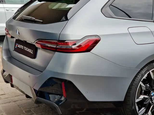 BMW 5 Series view 5