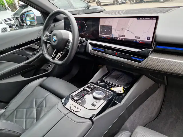 BMW 5 Series view 8