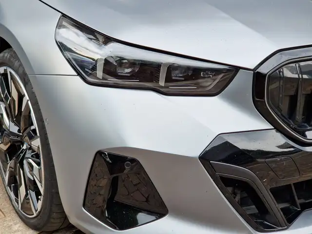 BMW 5 Series view 6