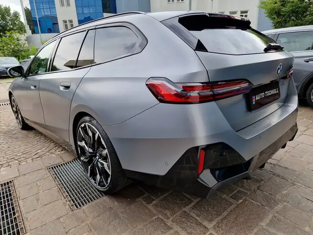BMW 5 Series view 4