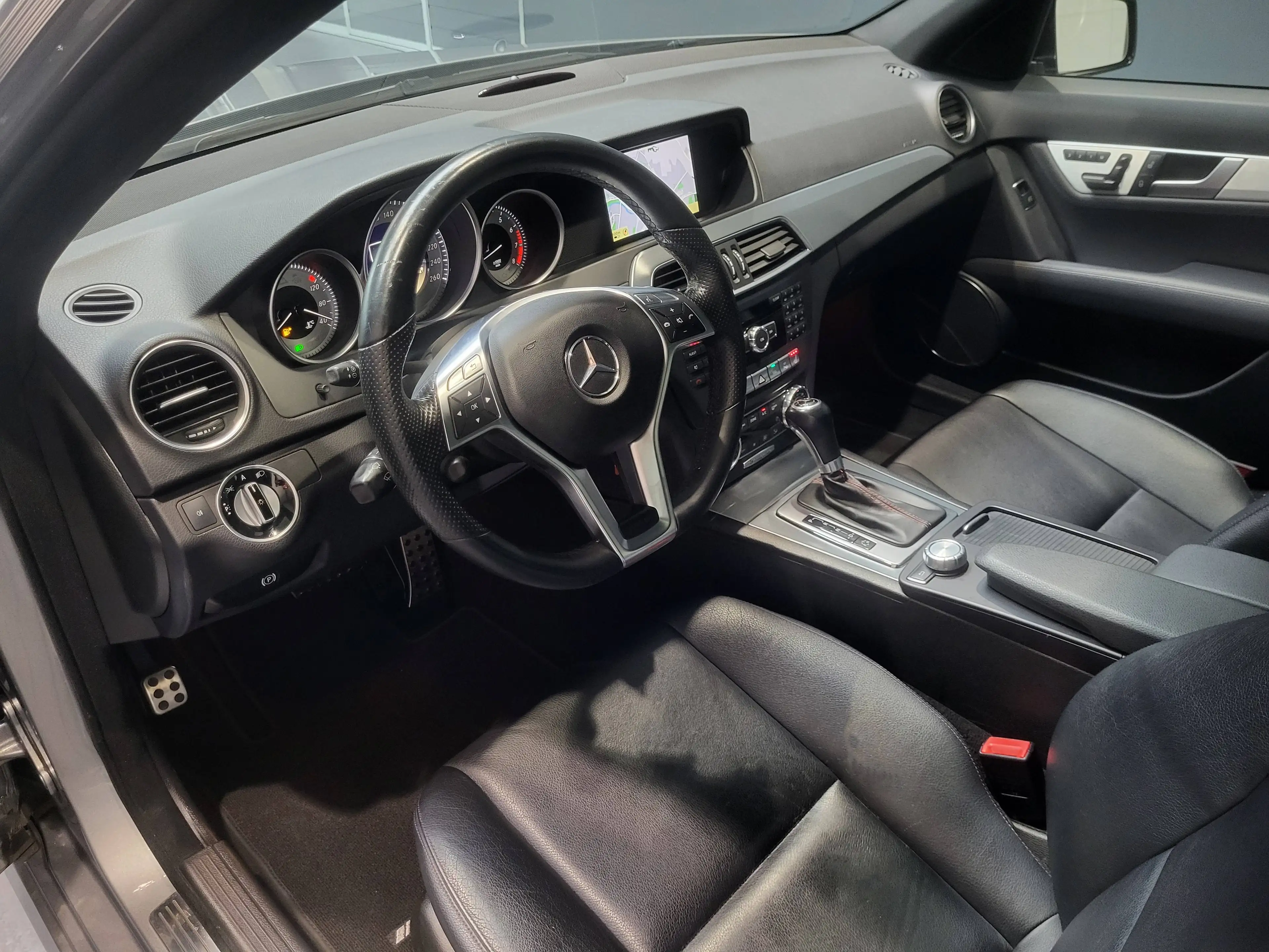Mercedes-Benz C 350 T CGI AMG-Line *Navi| Xenon| Schiebedach* — photo 6