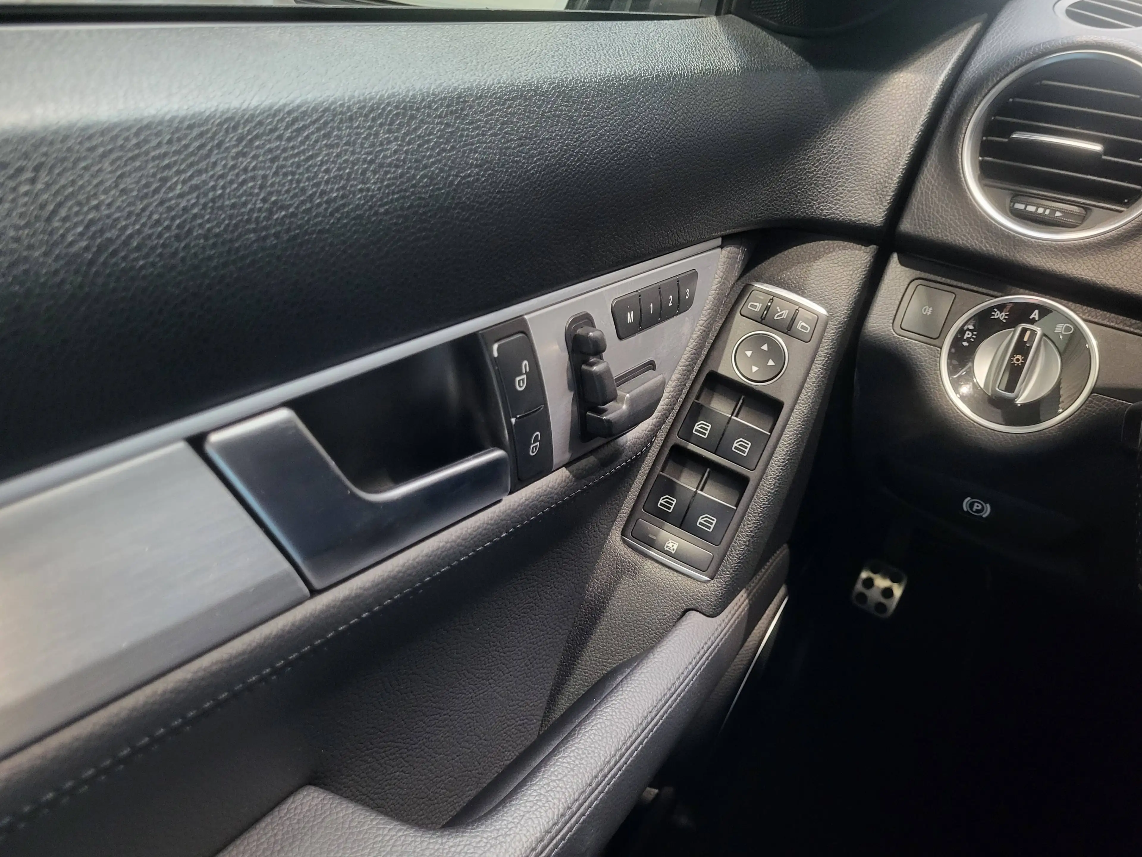 Mercedes-Benz C 350 T CGI AMG-Line *Navi| Xenon| Schiebedach* — photo 14